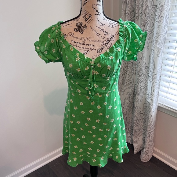 Urban Outfitters Green Floral Magpie Off the Shoulder Mini Dress Size Medium - Picture 5 of 10